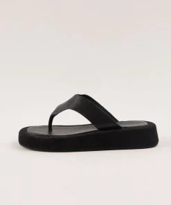 Cult Avenue Style Muse Sandal - Black