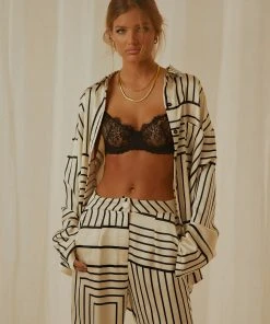 4TH & RECKLESS Norma Shirt - Black And White 10 4TH & RECKLESS Norma Shirt - Black And White -Peppermayo cloth-shop efb3356a55a746c1931bfb9f13c406f9 df23b39e fc56 4992 aa6f db9d5ac0cff9 scaled